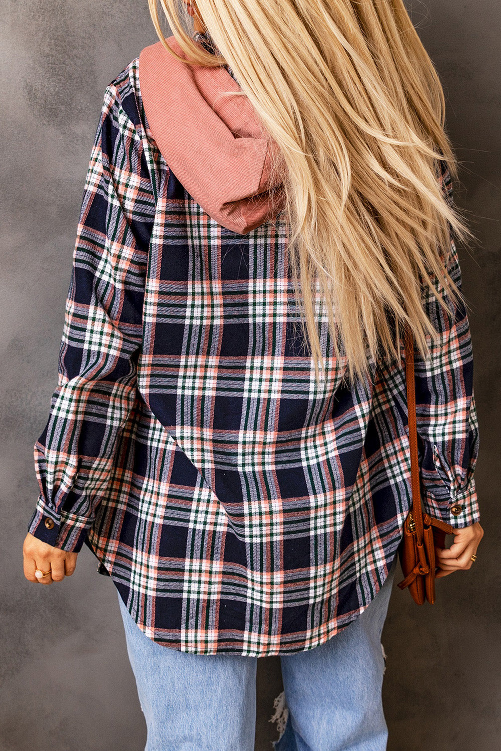 Chaqueta a cuadros con capucha y cordón ajustable en contraste rosa