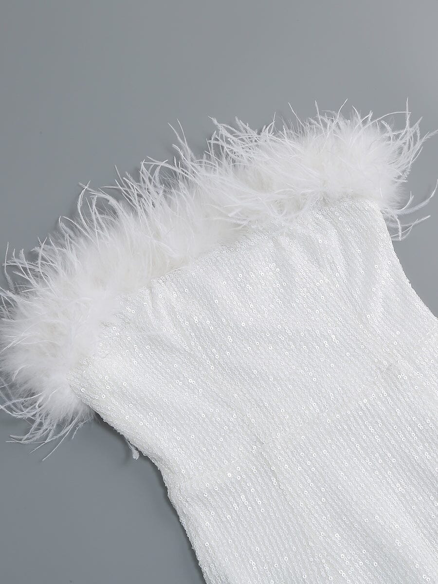BANDEAU-MAXIKLEID MIT STRAUßENHAARDEKORATION IN WEISS