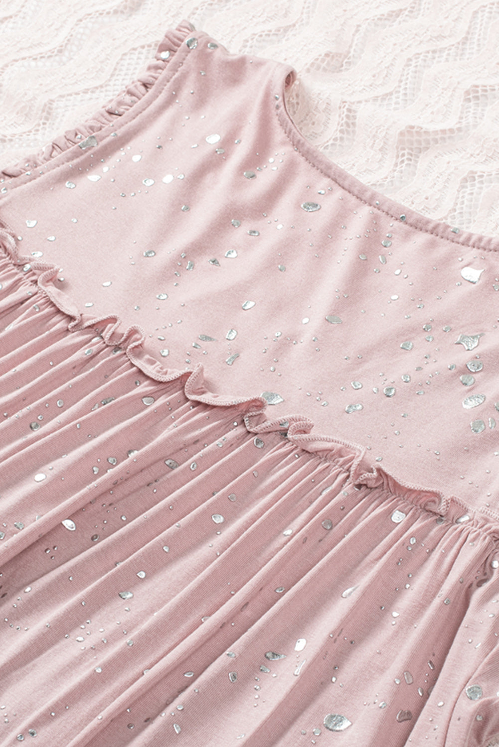 Top fluido con volantes y gotas de papel de aluminio rosa