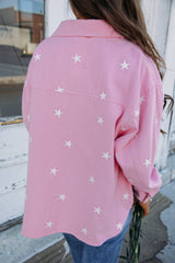 Chaqueta vaquera con botones y estampado de estrellas rosas