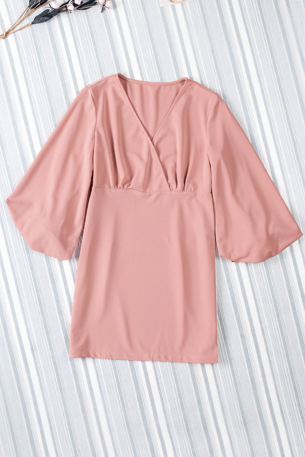 Vestido rosa liso con escote en V y cintura alta