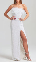 BANDEAU-MAXIKLEID MIT STRAUßENHAARDEKORATION IN WEISS