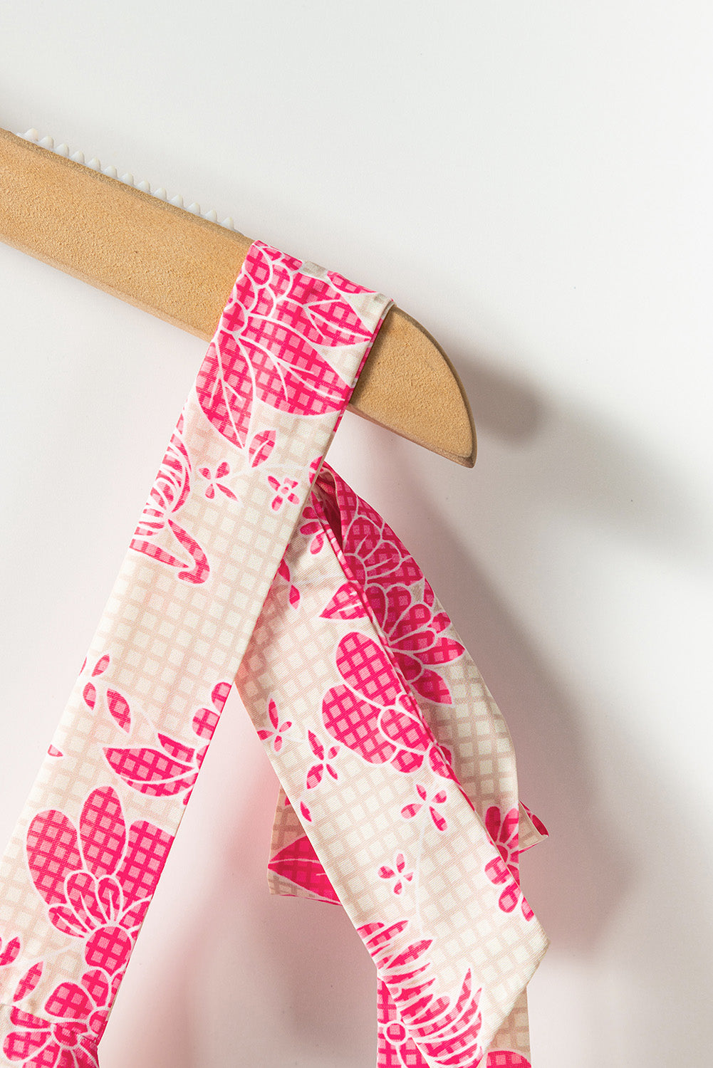 Vestido largo con lazo en los hombros y estampado floral de cuadros vichy rosas
