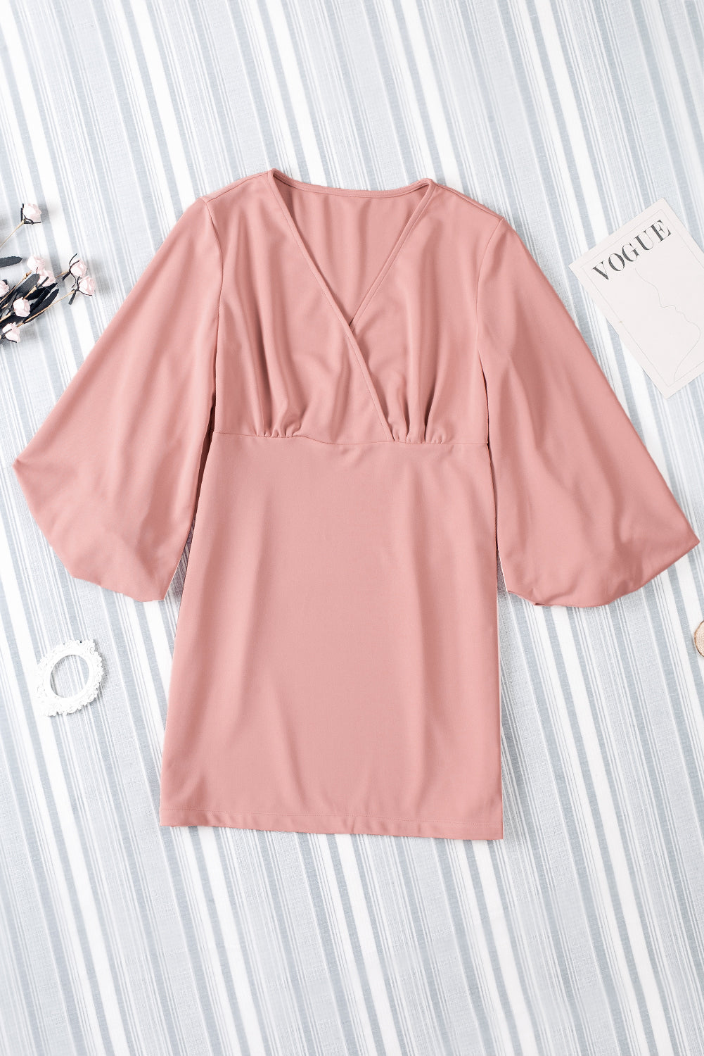 Vestido rosa liso con escote en V y cintura alta