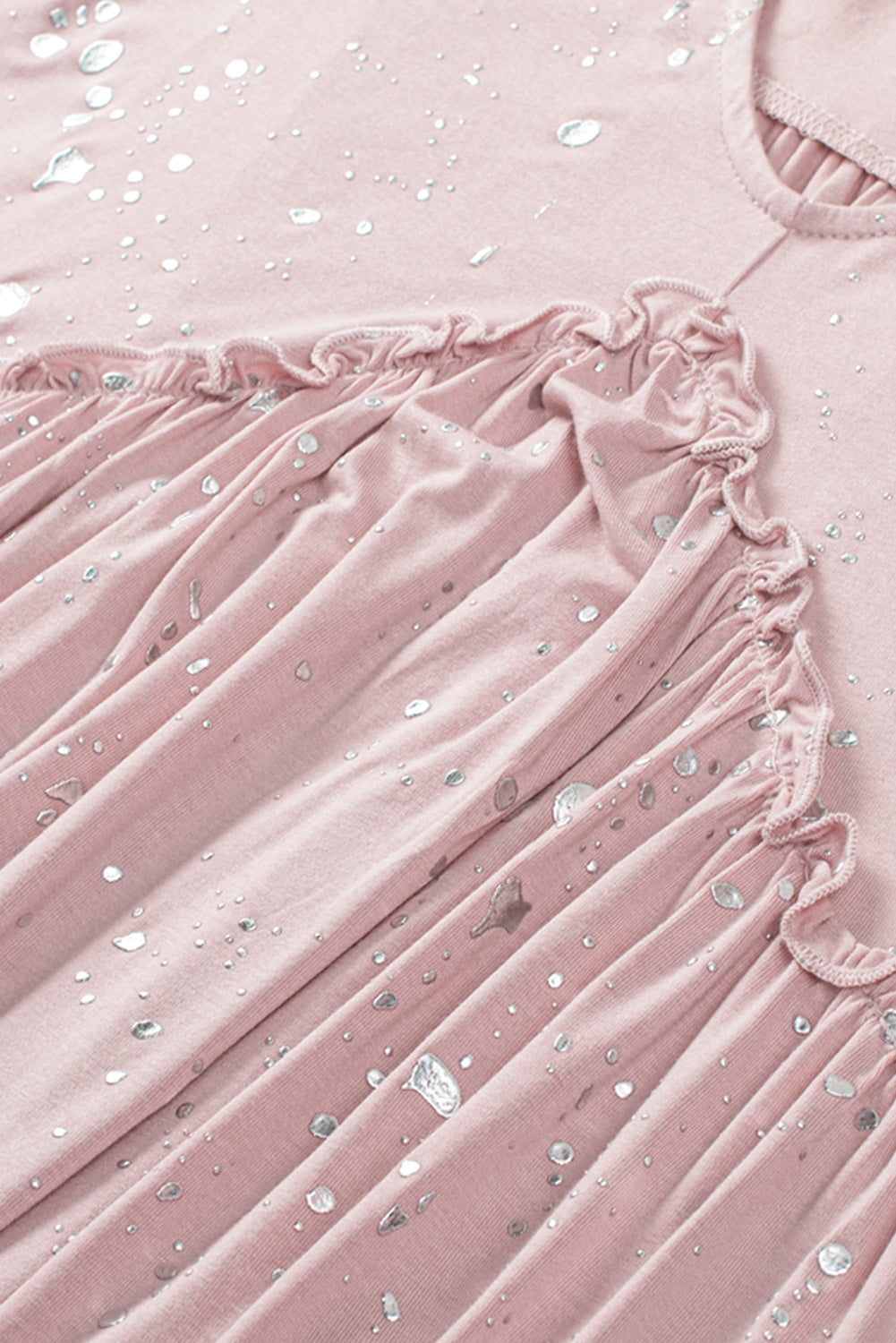 Top fluido con volantes y gotas de papel de aluminio rosa