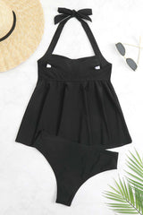 Traje de baño negro de dos piezas con cuello halter y cruce frontal