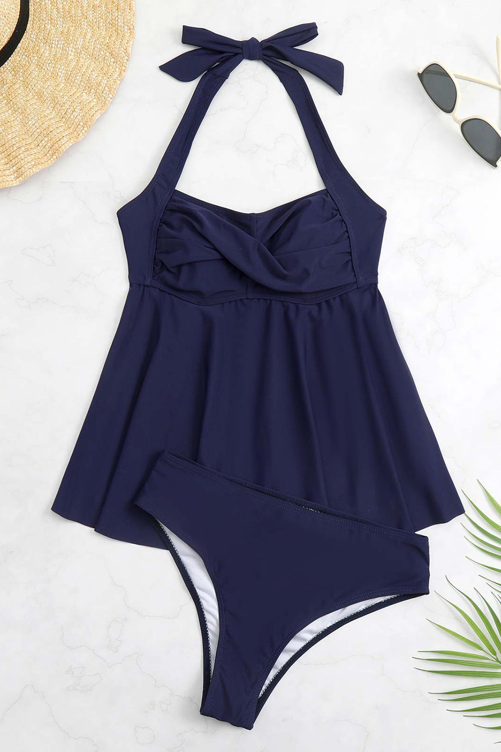 Traje de baño negro de dos piezas con cuello halter y cruce frontal