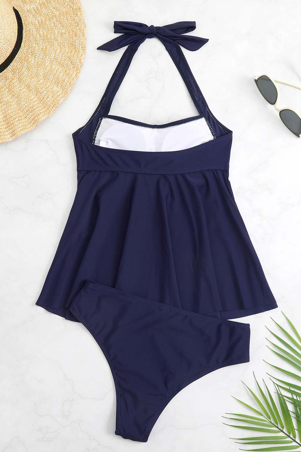 Traje de baño negro de dos piezas con cuello halter y cruce frontal