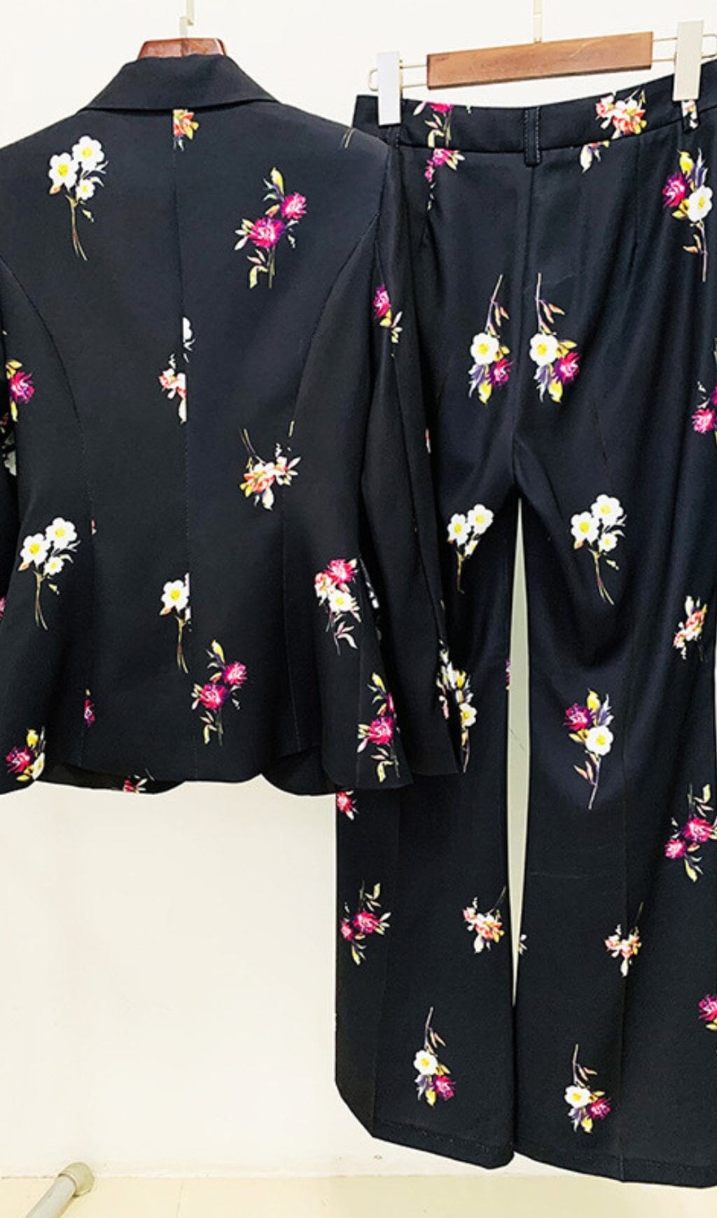 CHAQUETA DE TRAJE CON ESTAMPADO FLORAL EN NEGRO