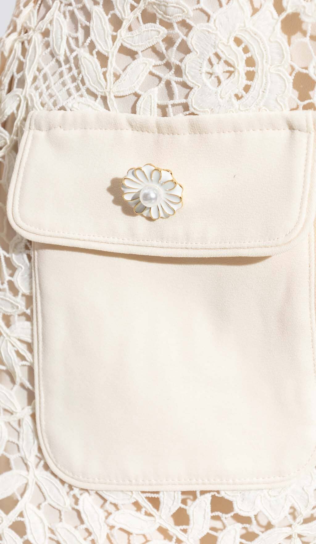 CHAQUETA VESTIDO BLANCO CON BOLSILLOS DE SOLAPA Y ENCAJE DE GUIPUR