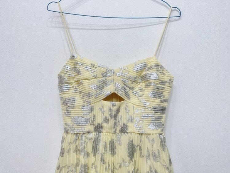 VESTIDO MIDI ESCALONADO DE JACQUARD EN GRIS