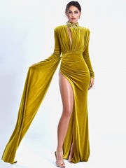 Vestido de terciopelo con abertura alta y corte dorado de Zenaida