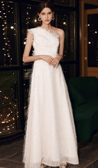 EINFACHE STOFFFEDER-MAXIKLEID MIT EINER SCHULTER IN WEISS