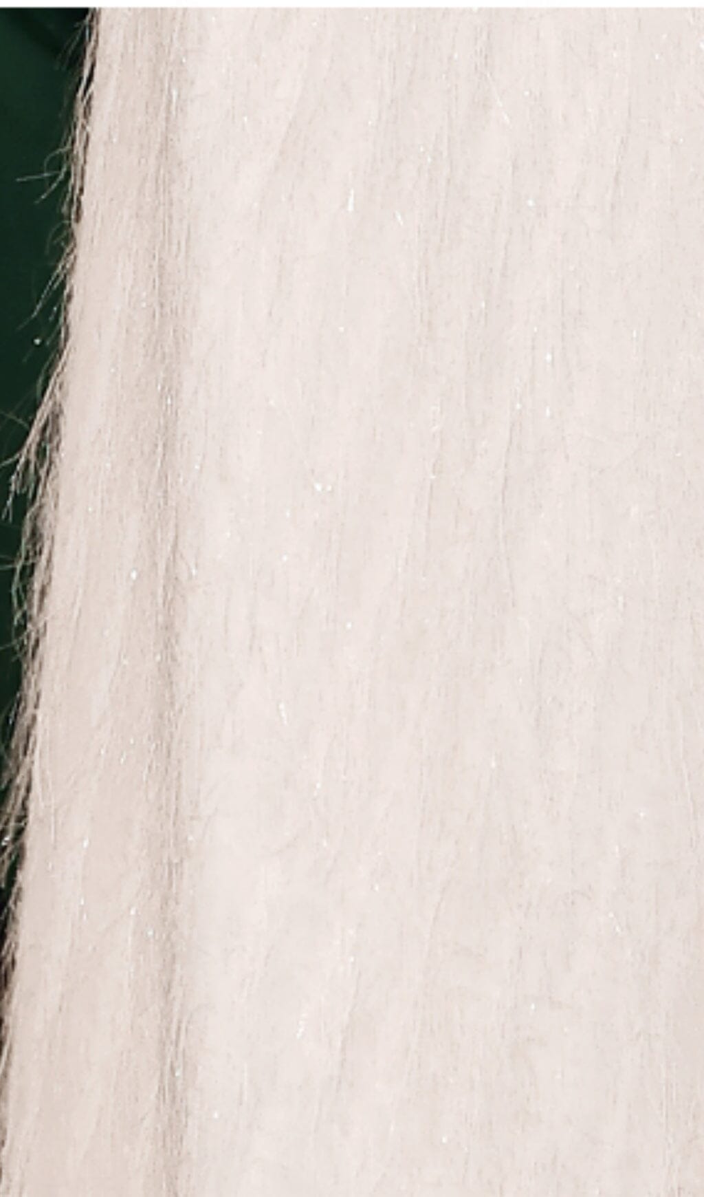 EINFACHE STOFFFEDER-MAXIKLEID MIT EINER SCHULTER IN WEISS