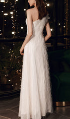 EINFACHE STOFFFEDER-MAXIKLEID MIT EINER SCHULTER IN WEISS