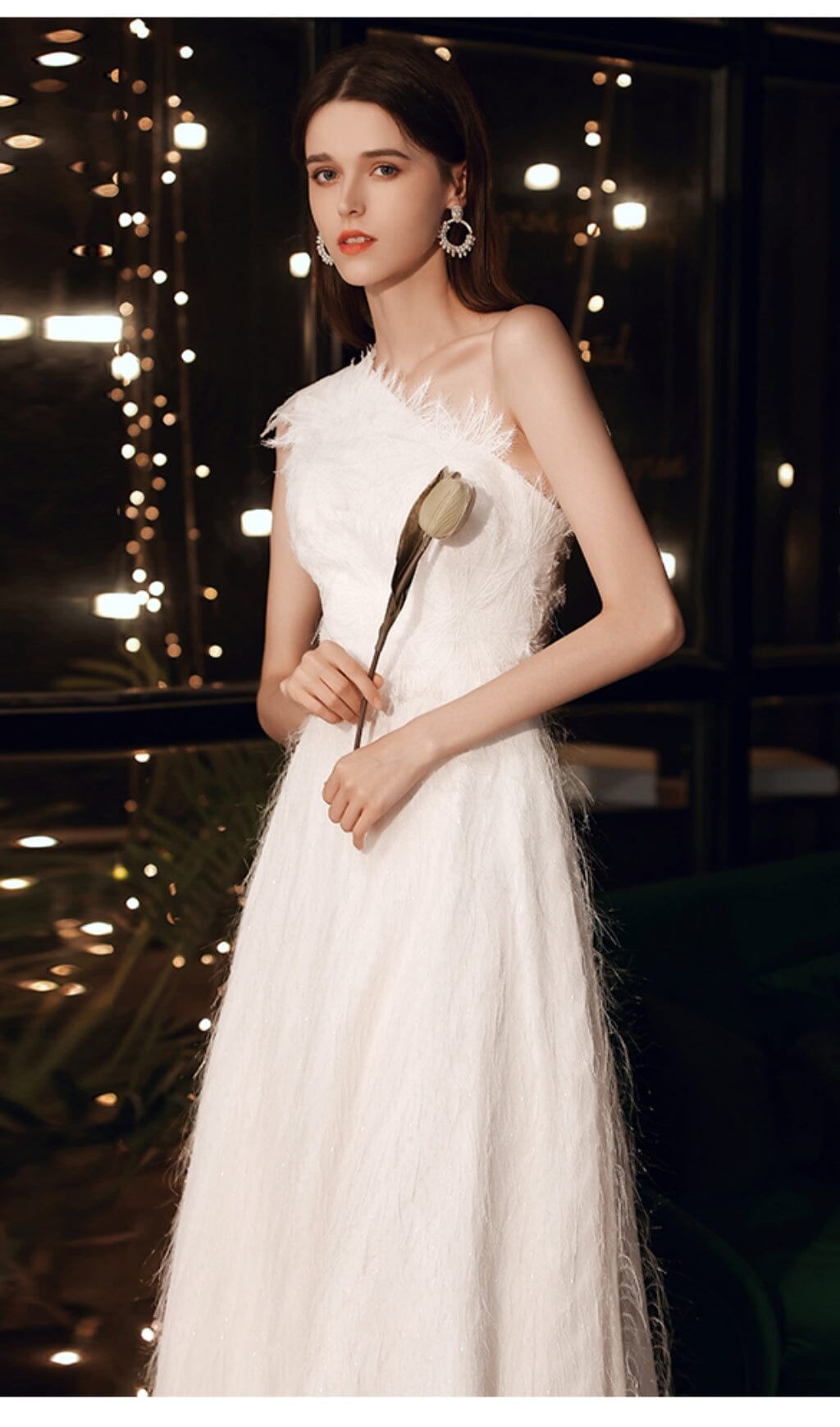 EINFACHE STOFFFEDER-MAXIKLEID MIT EINER SCHULTER IN WEISS