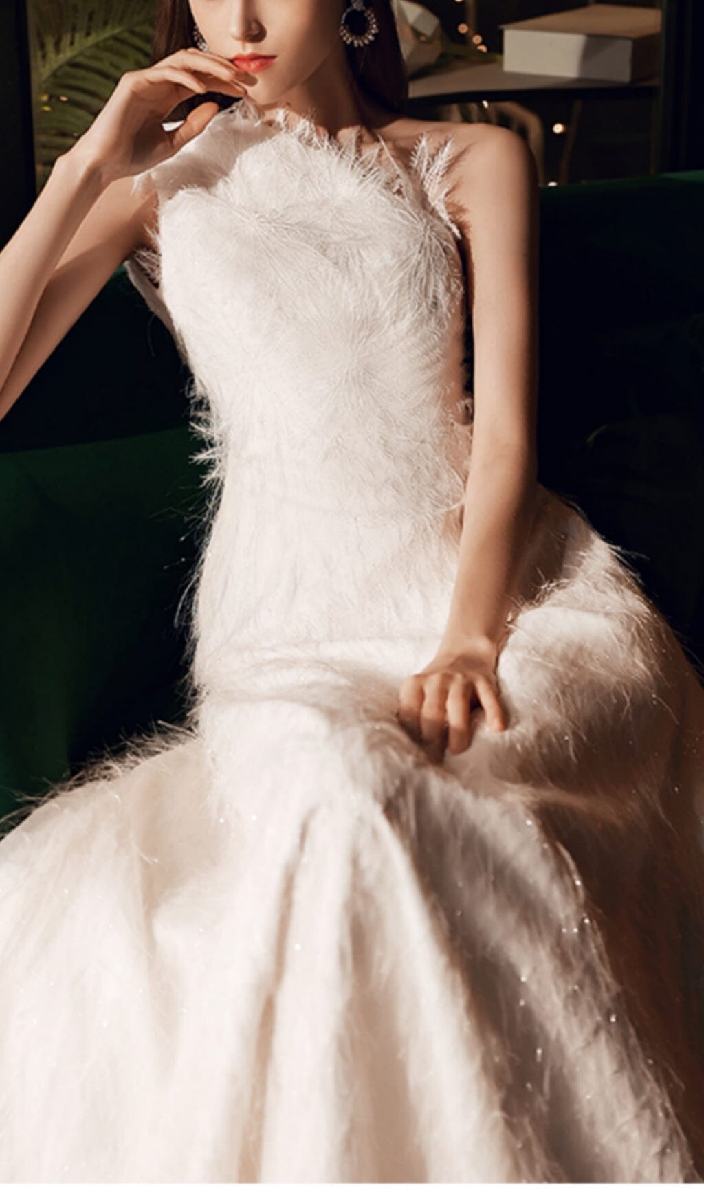 EINFACHE STOFFFEDER-MAXIKLEID MIT EINER SCHULTER IN WEISS