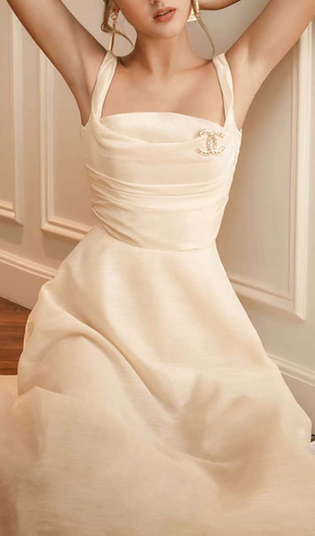 VESTIDO MIDI PLISADO DE CAMISETA ENCANTADORA EN BLANCO