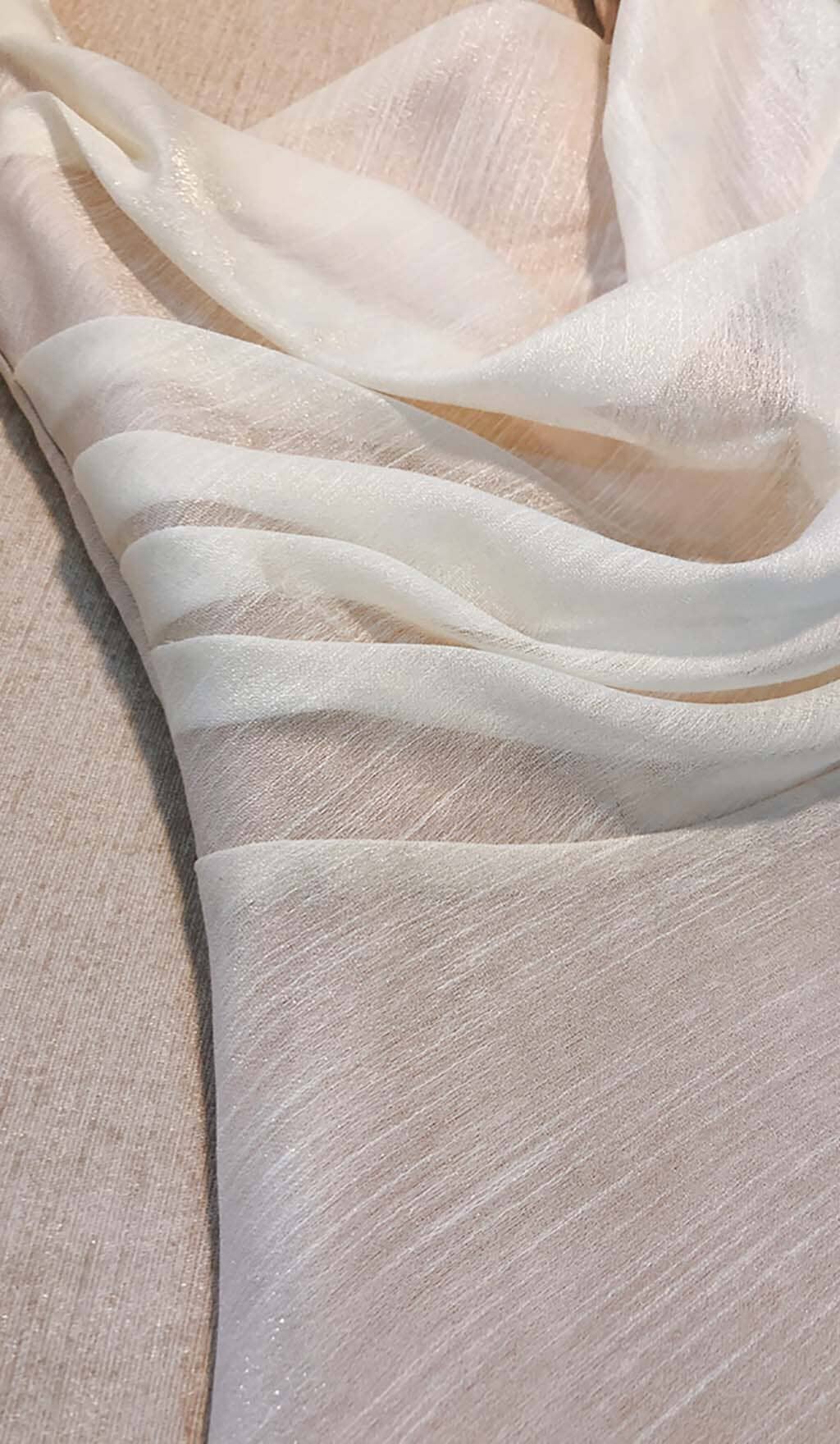 VESTIDO MIDI PLISADO DE CAMISETA ENCANTADORA EN BLANCO