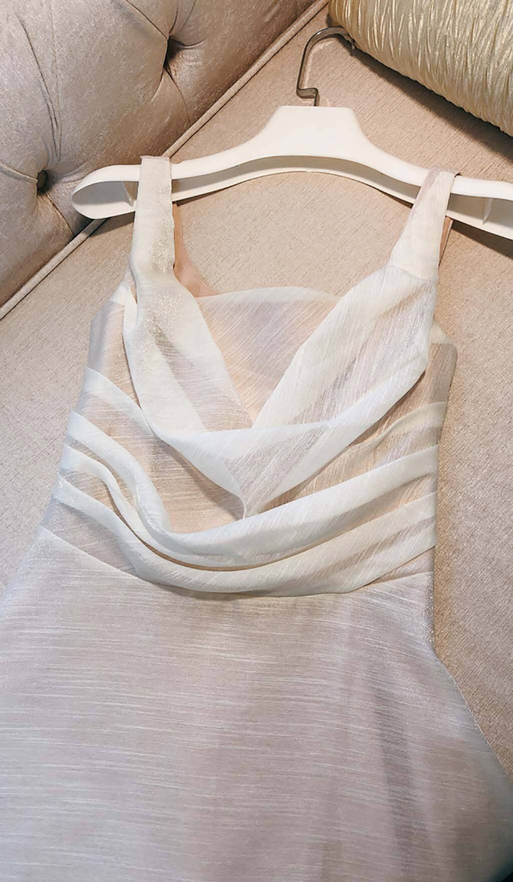 VESTIDO MIDI PLISADO DE CAMISETA ENCANTADORA EN BLANCO