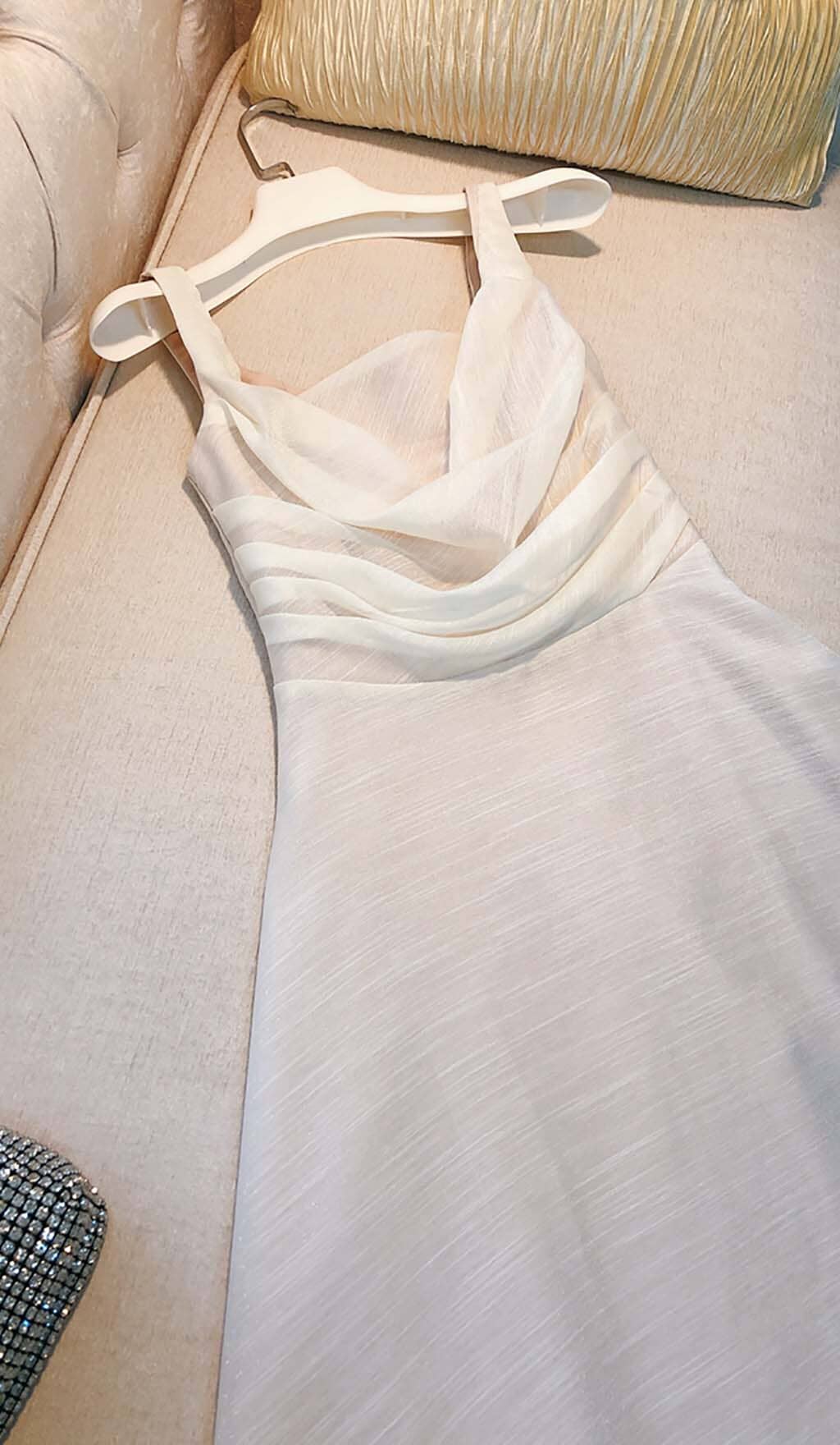 VESTIDO MIDI PLISADO DE CAMISETA ENCANTADORA EN BLANCO