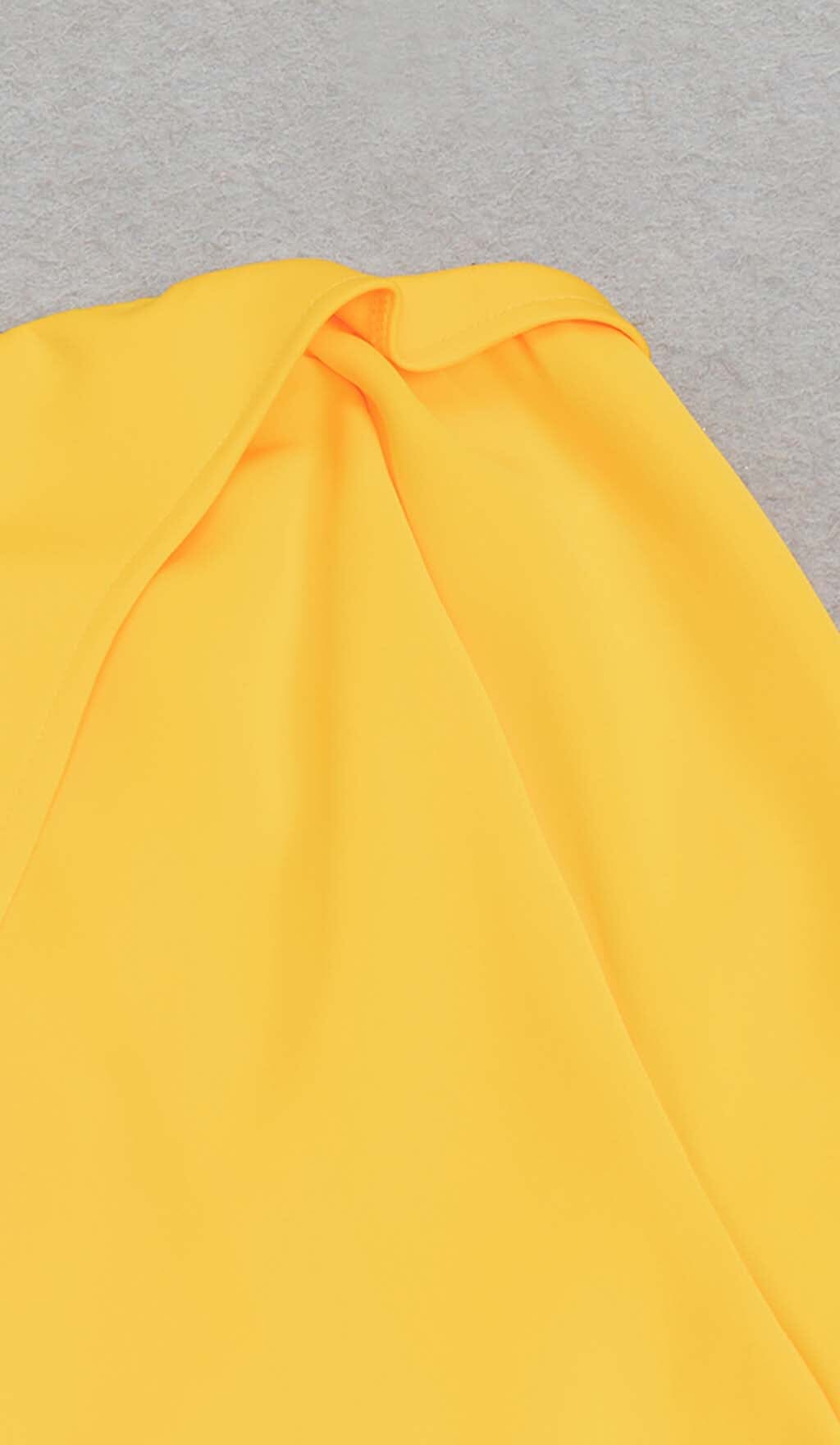 VESTIDO BANDEAU SIN MANGAS DE CORTE ALTO EN AMARILLO