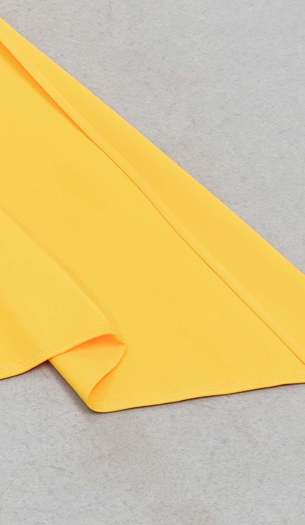 VESTIDO BANDEAU SIN MANGAS DE CORTE ALTO EN AMARILLO