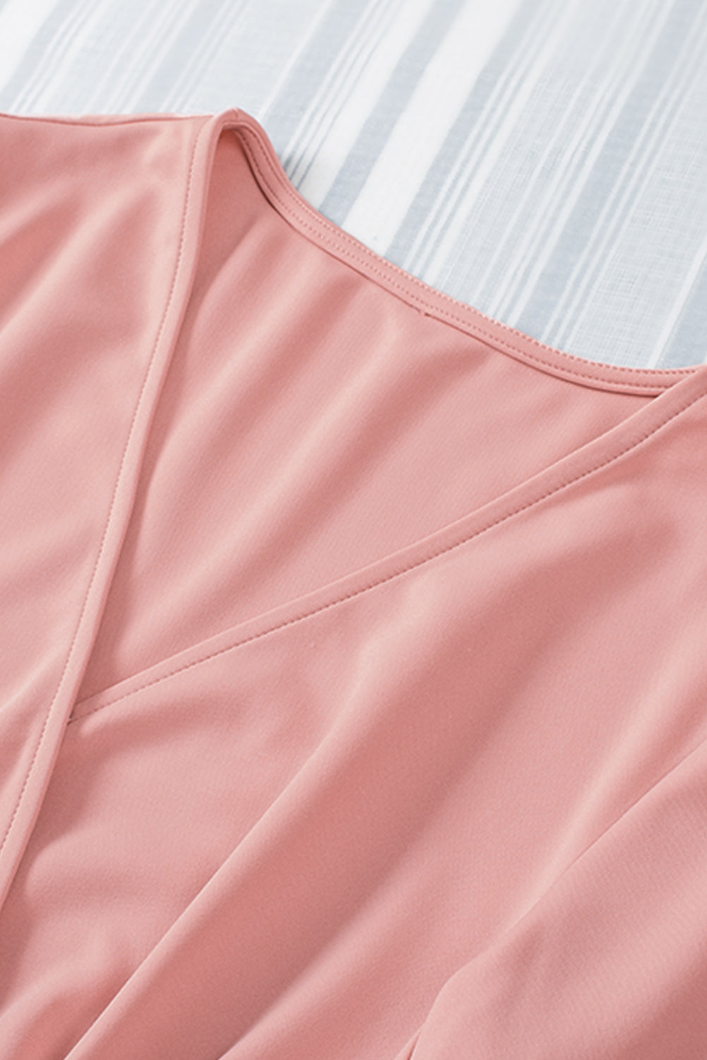 Vestido rosa liso con escote en V y cintura alta