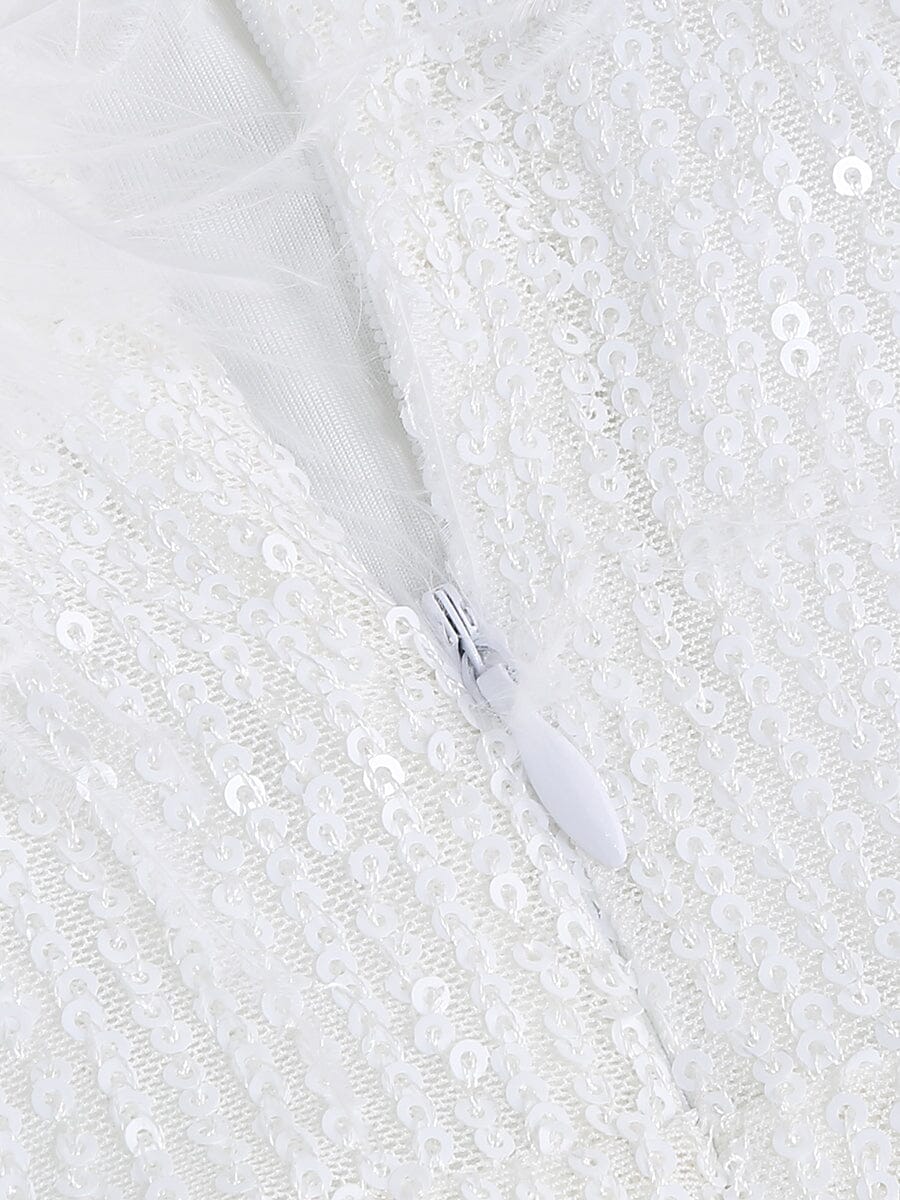 BANDEAU-MAXIKLEID MIT STRAUßENHAARDEKORATION IN WEISS