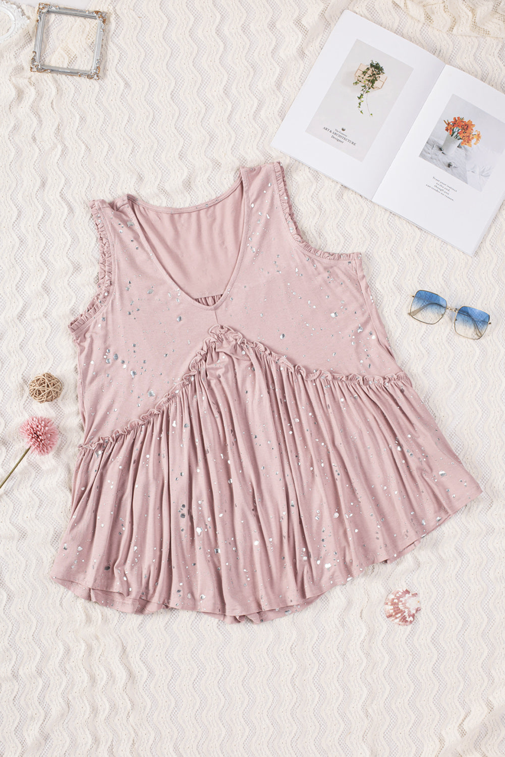 Top fluido con volantes y gotas de papel de aluminio rosa