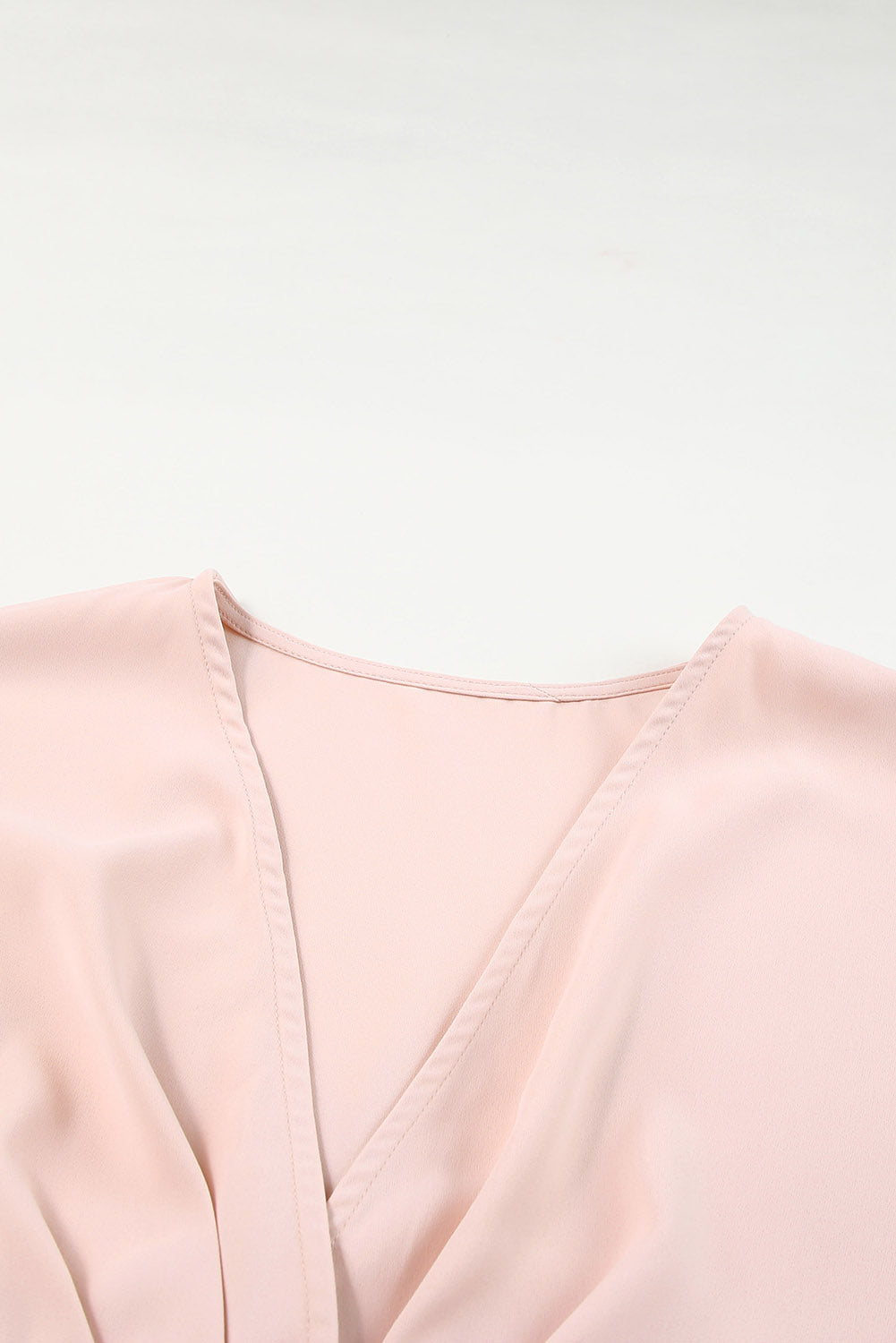Mono rosa de cintura alta con botones y escote en V profundo