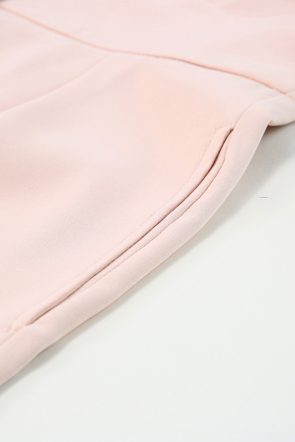 Mono rosa de cintura alta con botones y escote en V profundo