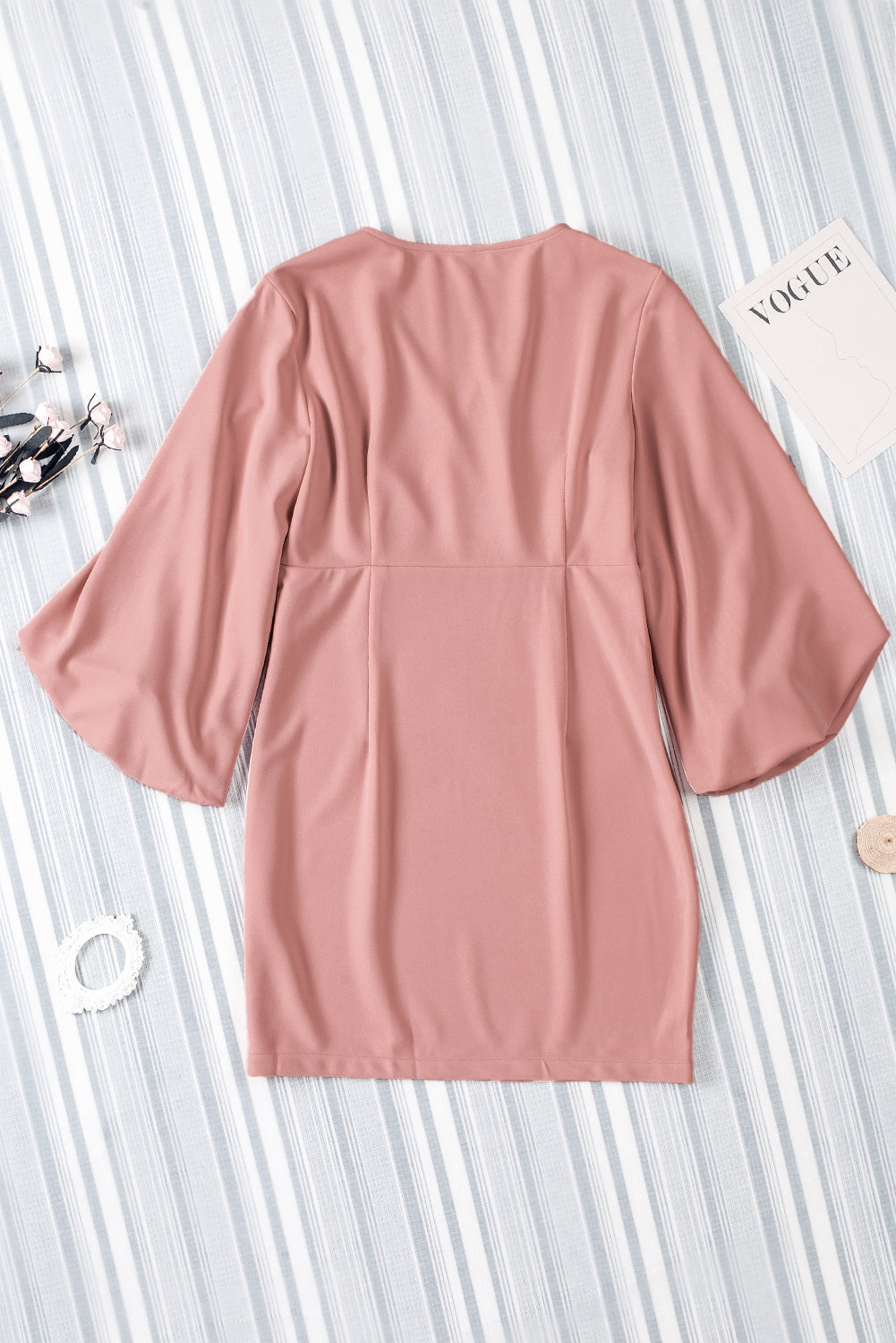 Vestido rosa liso con escote en V y cintura alta