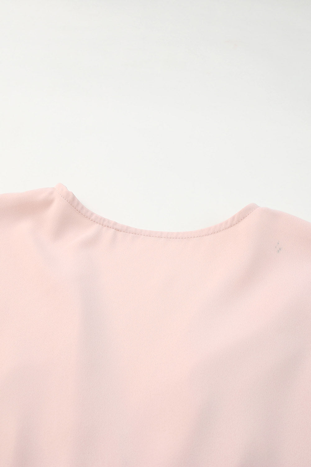 Mono rosa de cintura alta con botones y escote en V profundo
