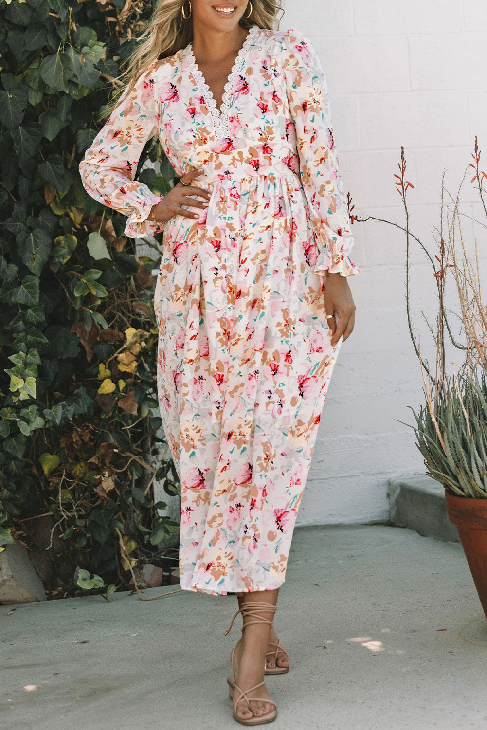 Rosa Maxikleid mit Blumenmuster und Patchwork-Ausschnitt auf der Rückseite