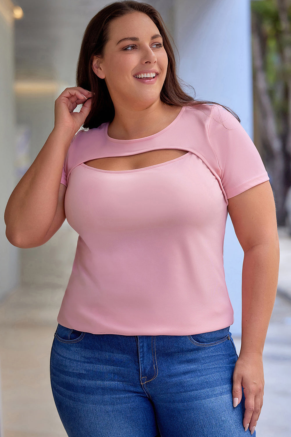 Camiseta rosa con abertura frontal y escote Peekaboo de talla grande