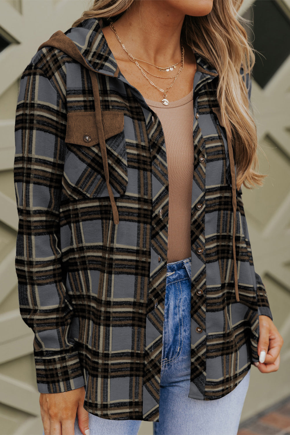 Chaqueta a cuadros con capucha y cordón ajustable en contraste rosa