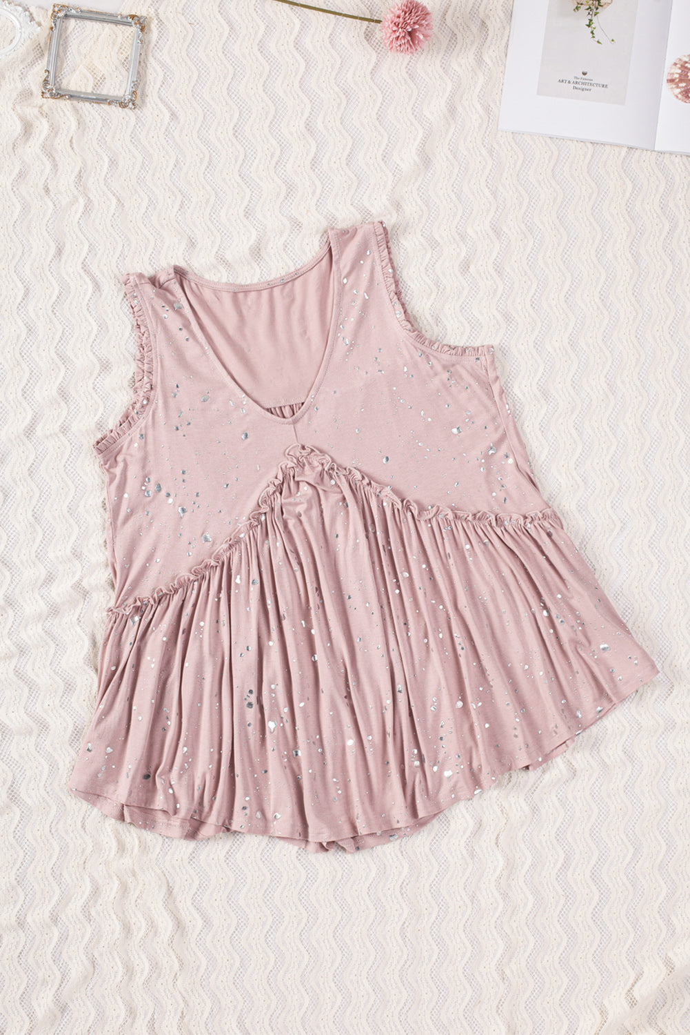 Top fluido con volantes y gotas de papel de aluminio rosa