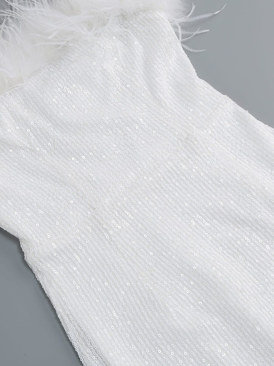BANDEAU-MAXIKLEID MIT STRAUßENHAARDEKORATION IN WEISS