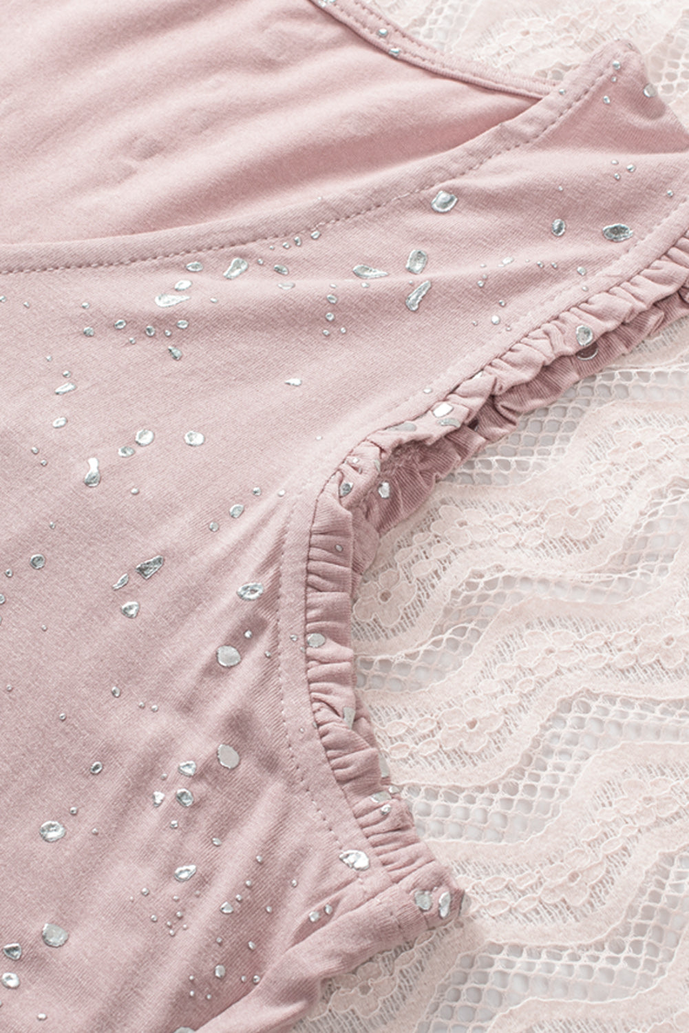 Top fluido con volantes y gotas de papel de aluminio rosa
