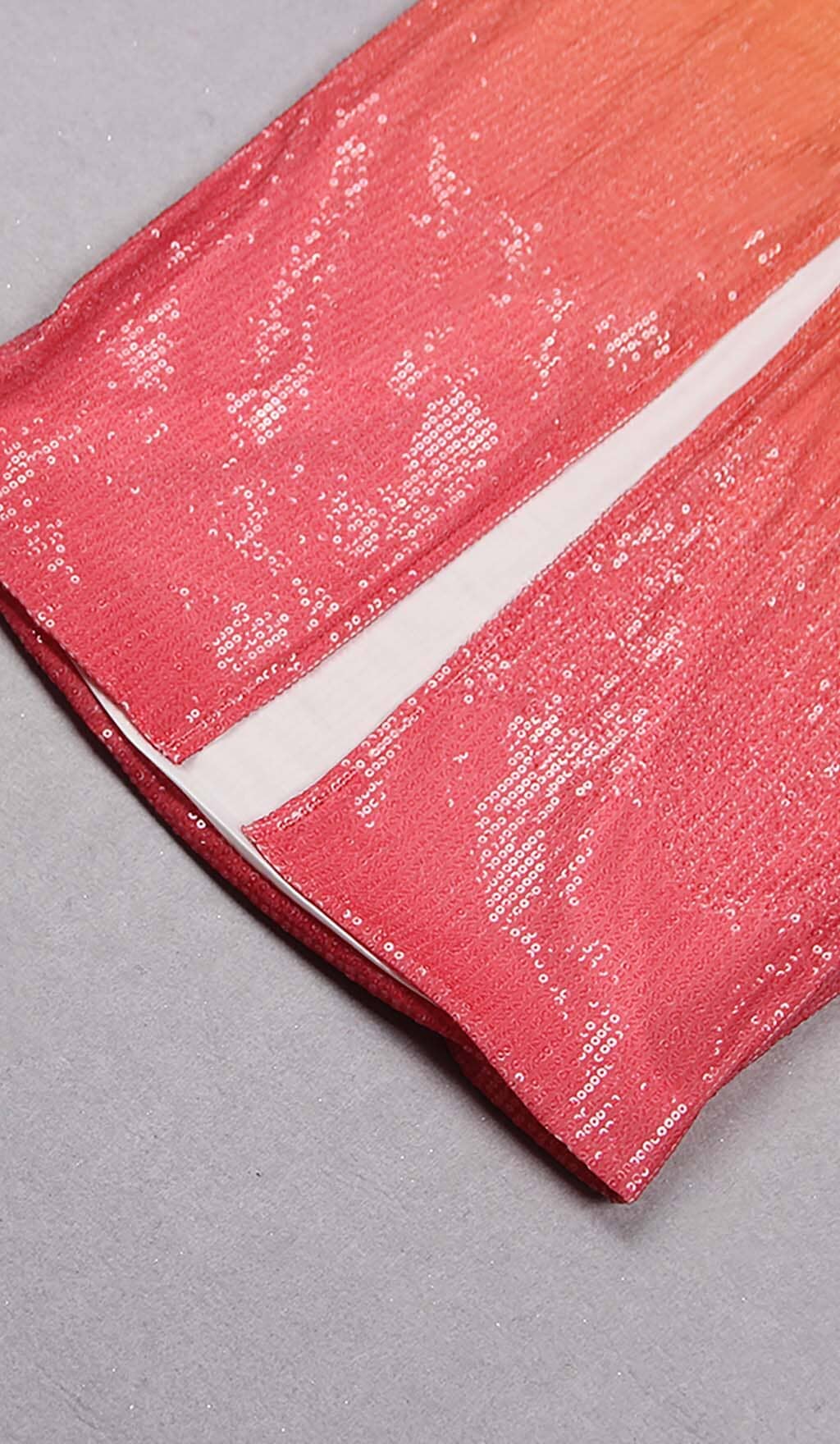 TRÄGERLOSES MAXIKLEID MIT PAILLETTEN UND OMBRE-MUSTER IN MEHRFARBIG