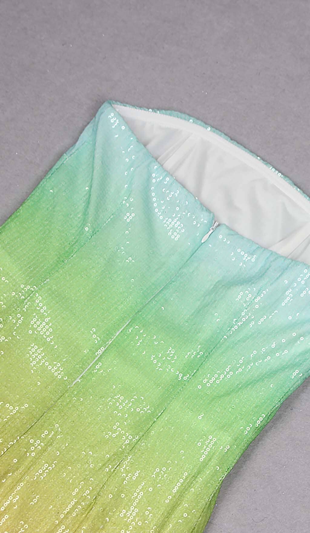 TRÄGERLOSES MAXIKLEID MIT PAILLETTEN UND OMBRE-MUSTER IN MEHRFARBIG